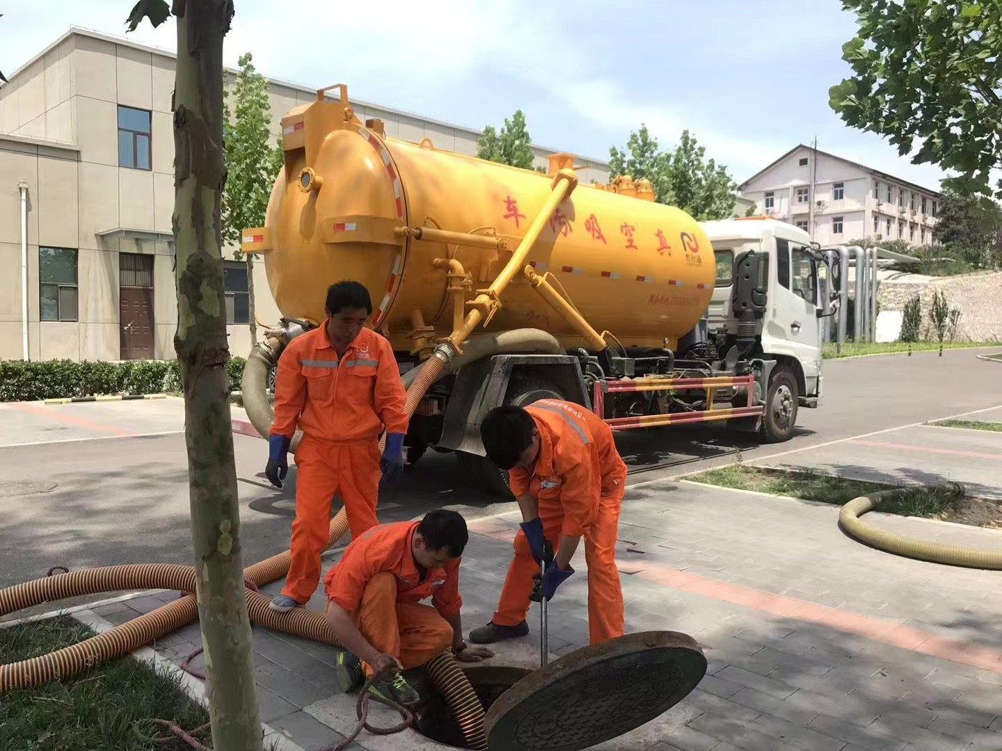 淄川管道疏通车停在窨井附近